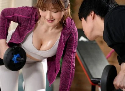 Nữ PT gợi cảm với chàng trai số hưởng không rời nhau ra được