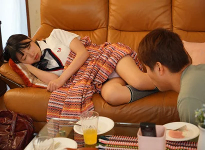 Gã đó đang chén em gái mới lớn của người yêu