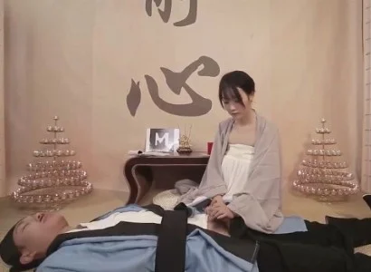 Nữ tu xinh đẹp bên cạnh vị đạo sĩ bị thương