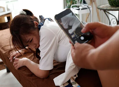 Cô nhân viên triệt lông liền nện luôn