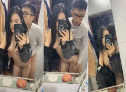 Hai bạn trẻ cùng quan hệ với nhau trước gương