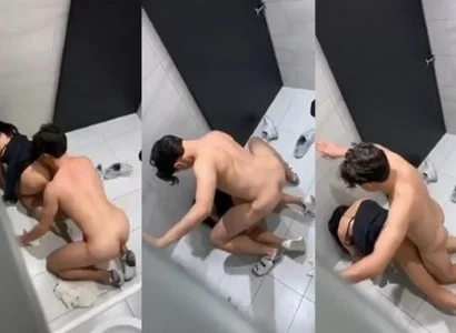 Cặp đôi quan hệ nhau trong WC quán bar
